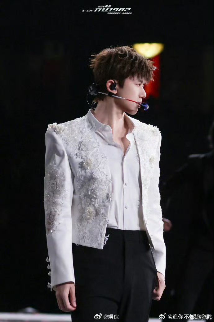 张杰鸟巢机器人演我上班打工人狠狠共情！张杰鸟巢机器人迷糊表演频频翻车，每个细节都