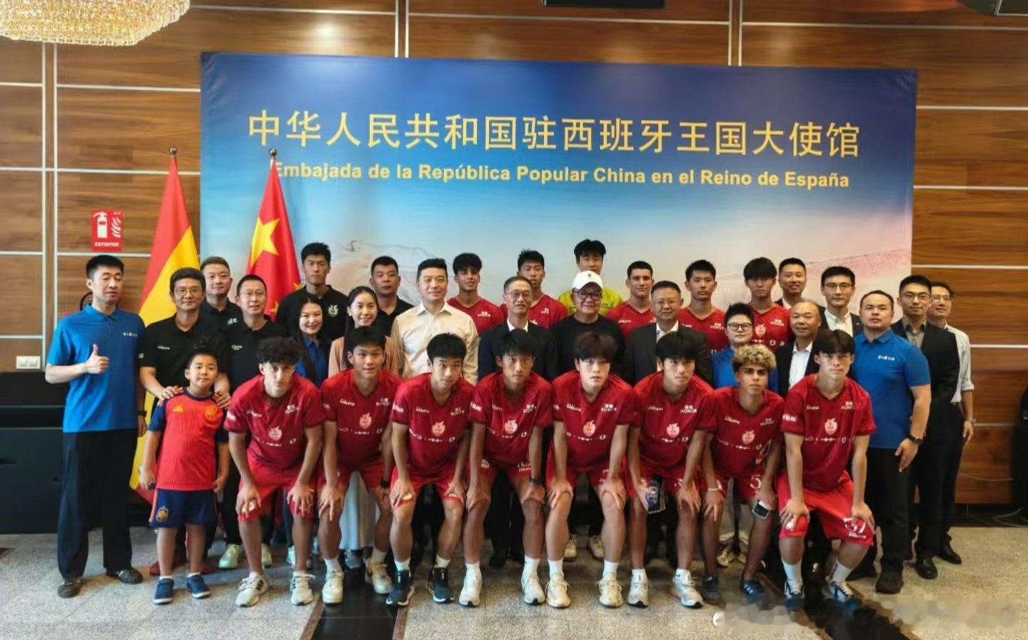 中国驻西班牙大使姚敬在大使馆接见了即将参加马德里Bestcup的中方队伍。 