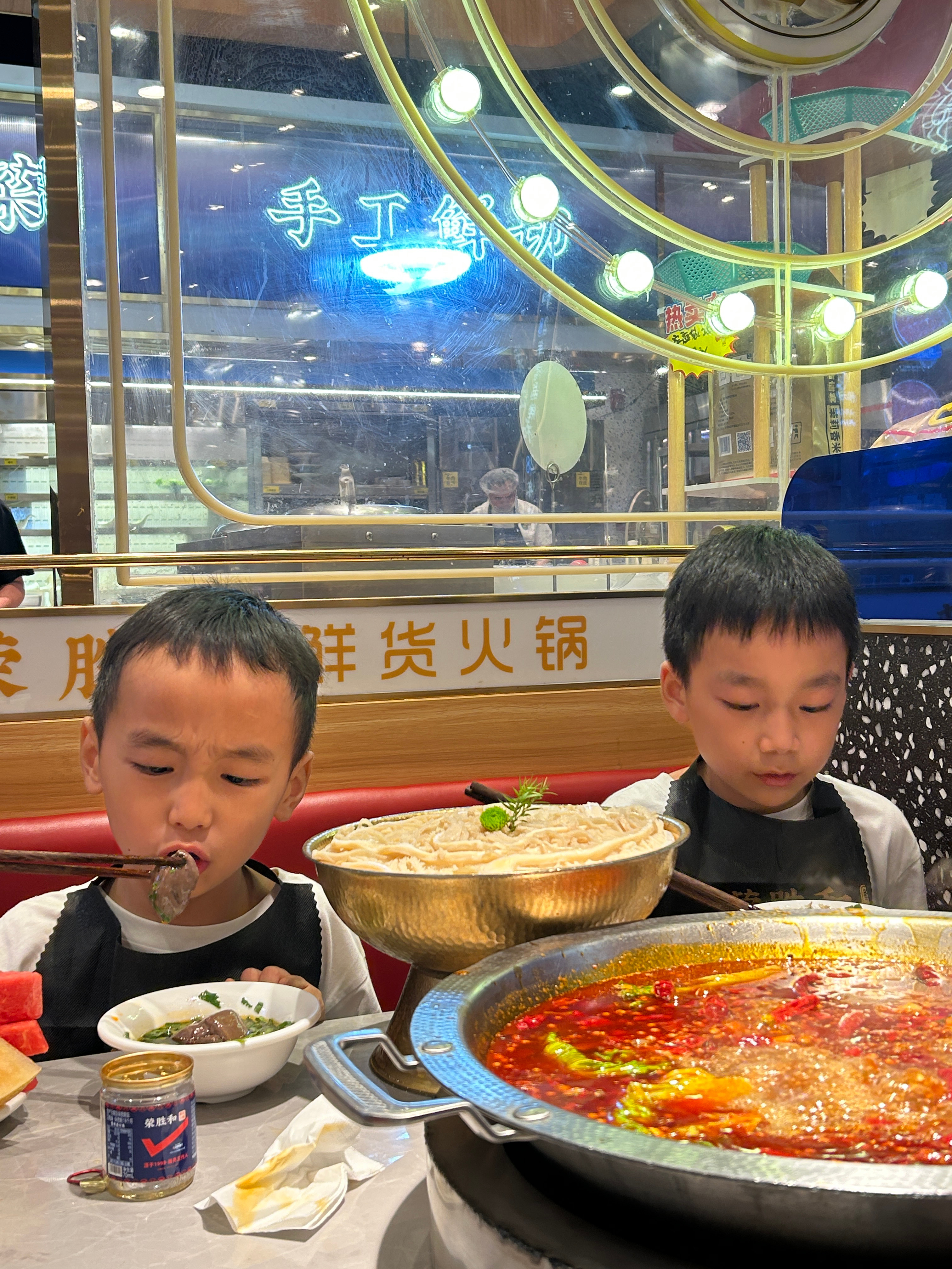 真的好绝哦。为了享受九点半菜品6.8折，深夜觅食。东哥西弟都喜欢吃千层肚，放在面
