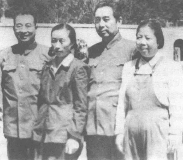 这张照片非常珍贵。
左一是陈赓，左二是陈赓的妻子傅涯。左三是周总理，左四是周总理