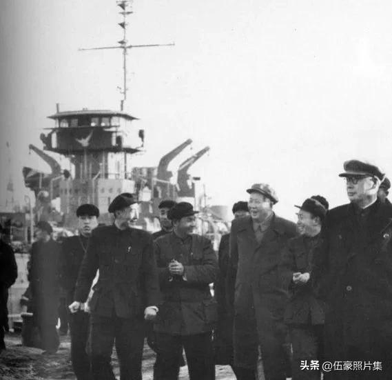 1956年1月10日，毛泽东主席视察上海江南造船厂的老照片。毛主席视察了正在建造