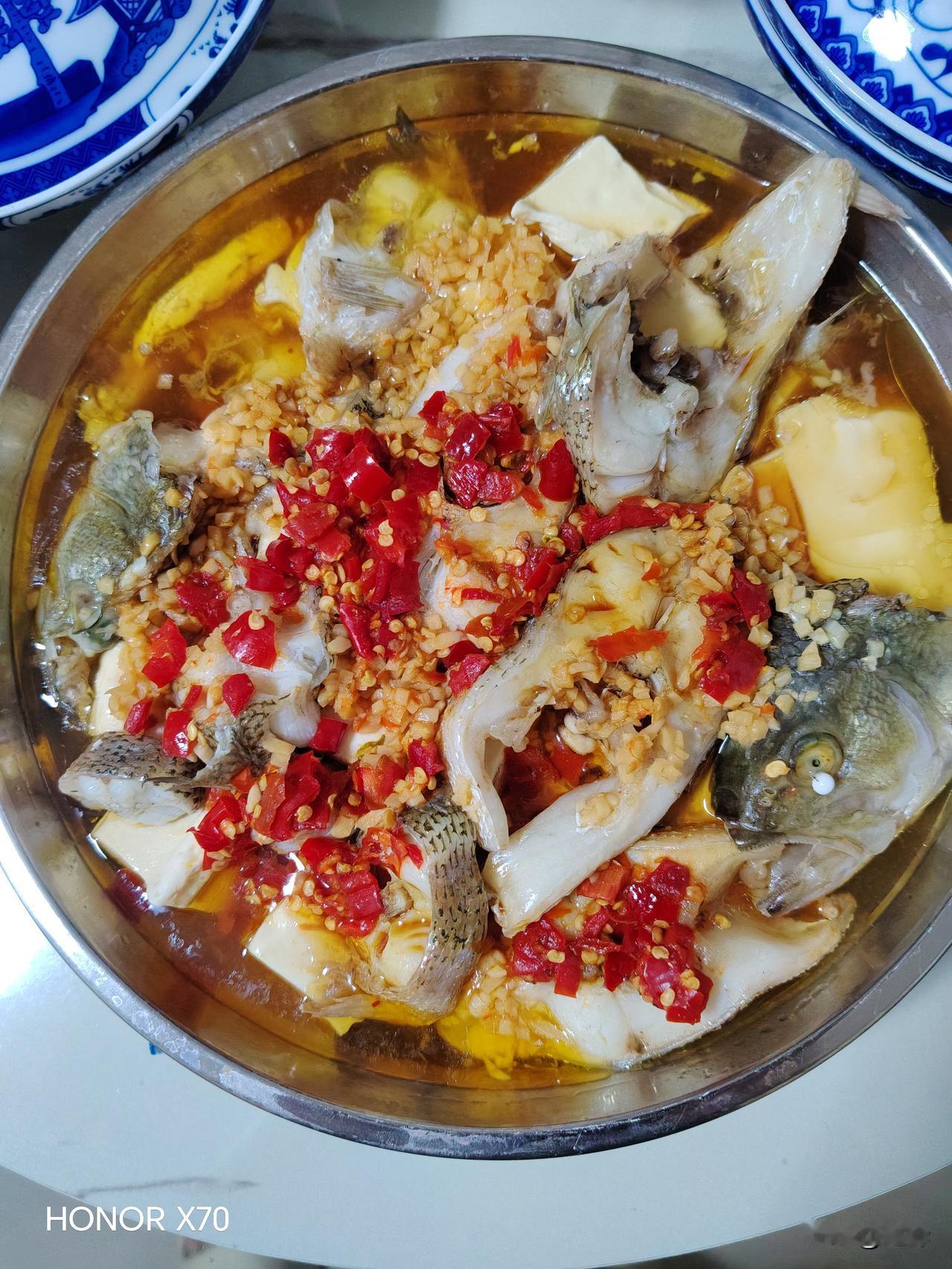 今天晚上蒸的鲈鱼加豆腐，蒜蓉、鲈鱼食谱 ，剁辣椒酱、元西、姜丝、花椒油、料酒。色