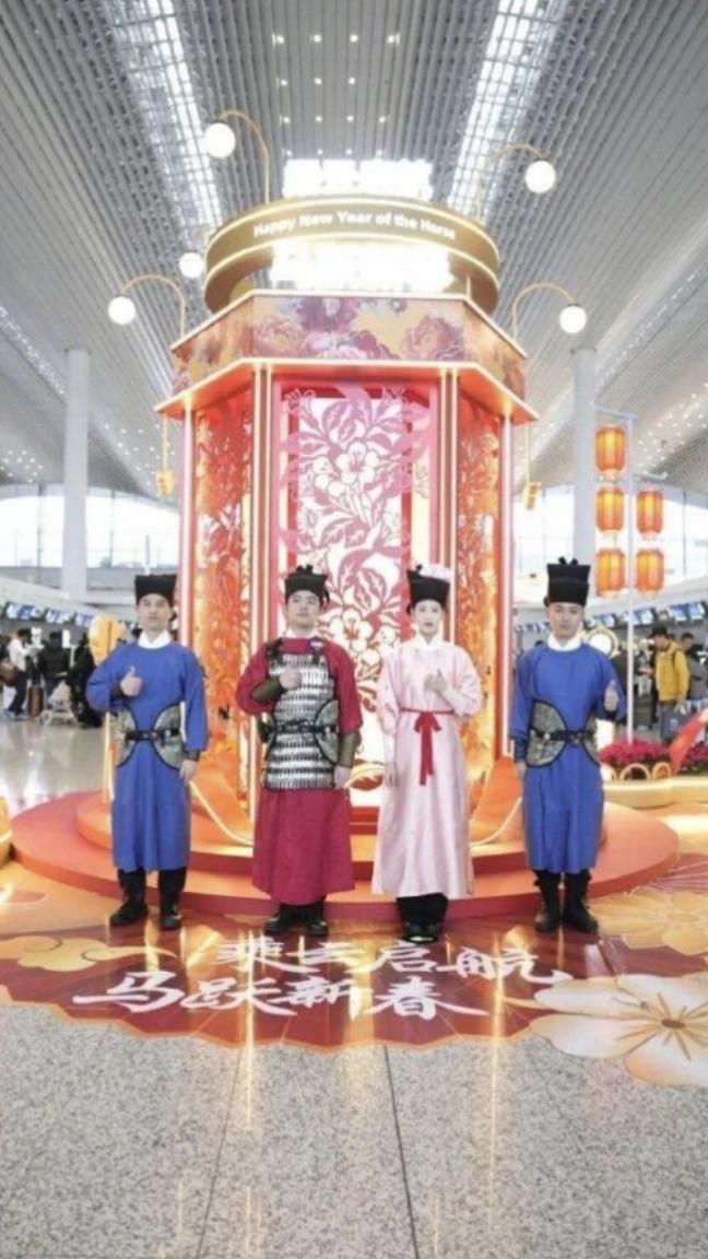 白云机场工人员着汉服出场
近日，多名旅客发布的视频显示，广州白云机场工作人员全员