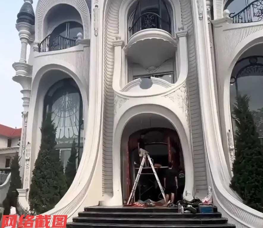 有男子埋怨自己父亲对于他分房态度上的不满。

原来男子兄弟三人，他是老二，上有哥