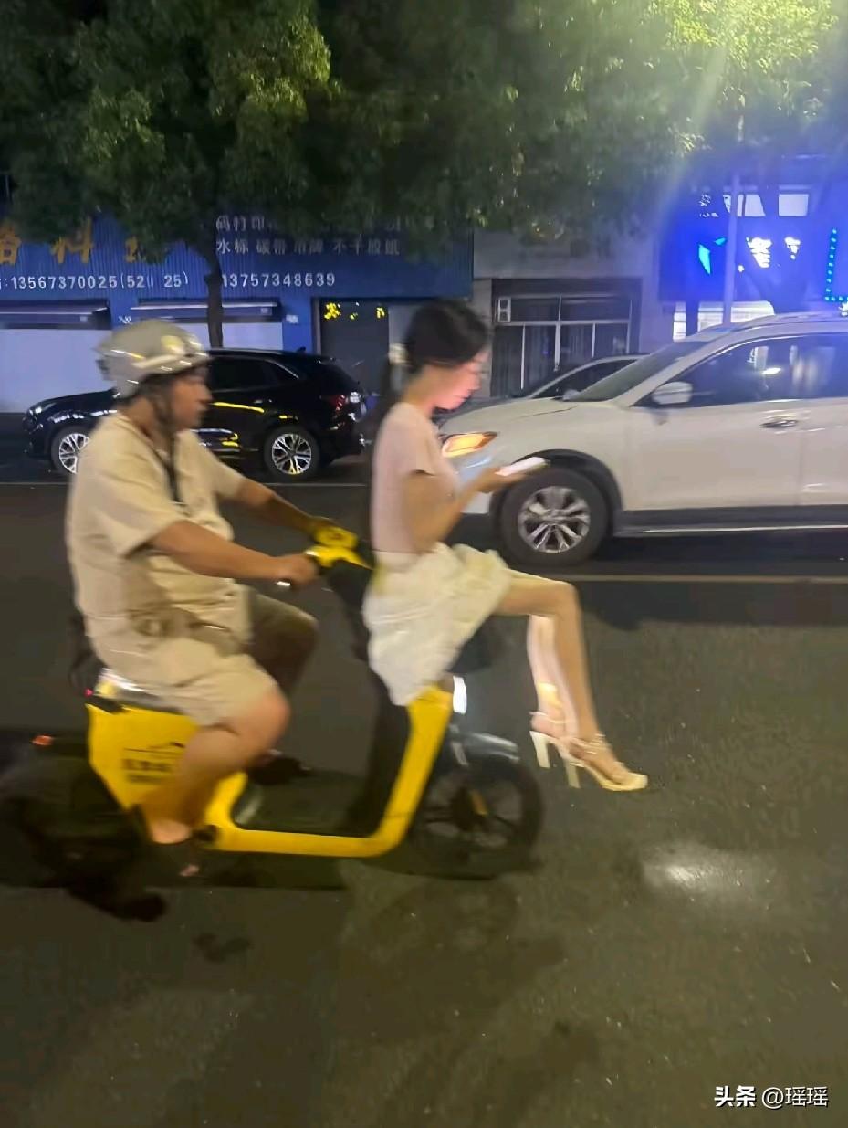 他是怎么找到这么好看的女朋友的