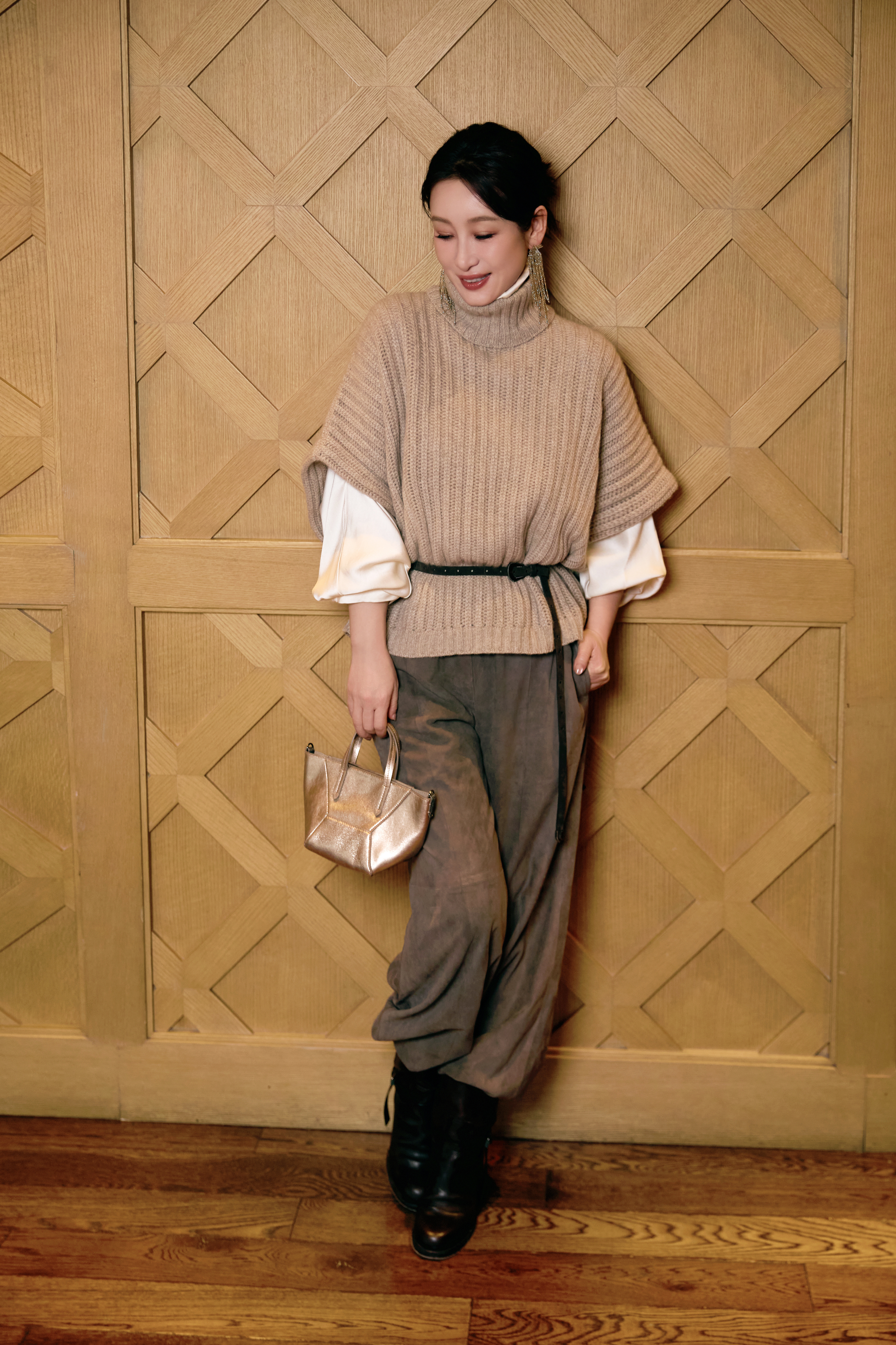 秦海璐完美拿捏冬日氛围感，一身秋冬造型凸显优雅气质，如同冬日里的暖阳，慵懒、惬意