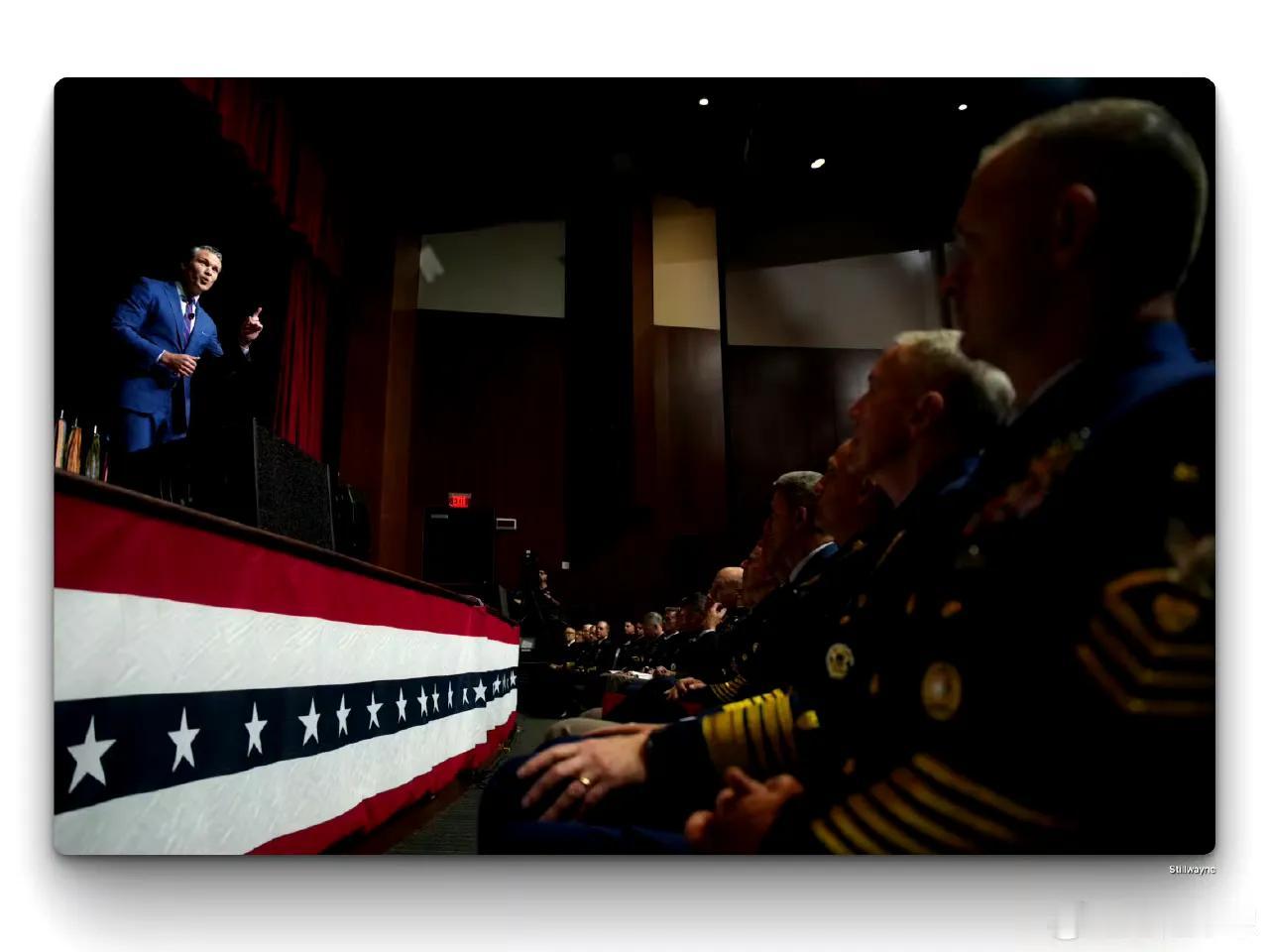 被赫格赛斯从全球召回听特朗普训话的美国将军们。
还有他们看这两个人表演时的表情.