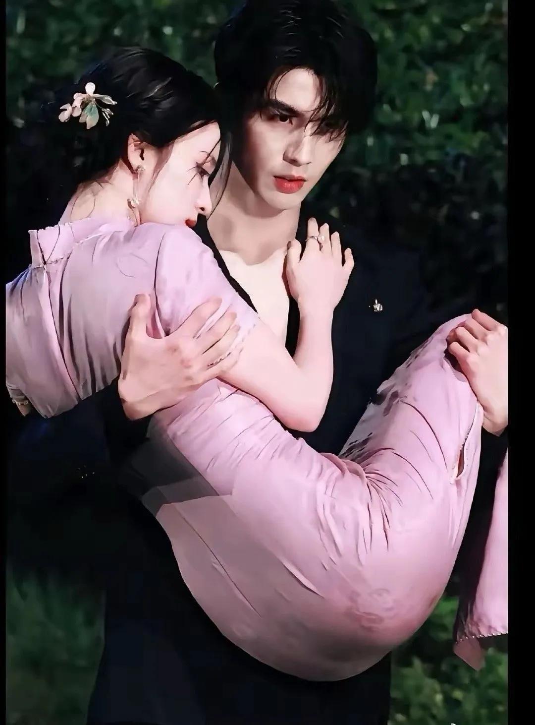 同样是公主抱，王楚然和赵今麦的画风怎么有点不一样啊
你认为最美的照片 一个好女人