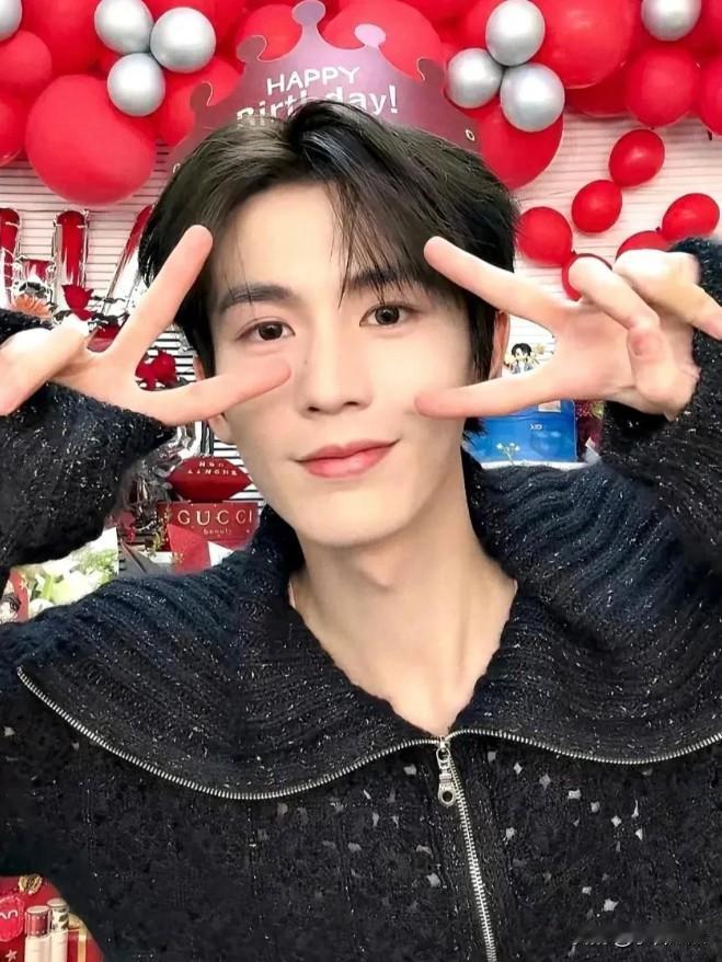 好像有点看明白了，  
为啥张凌赫穿件毛衣都能上热搜——  
不是因为脸太帅，而