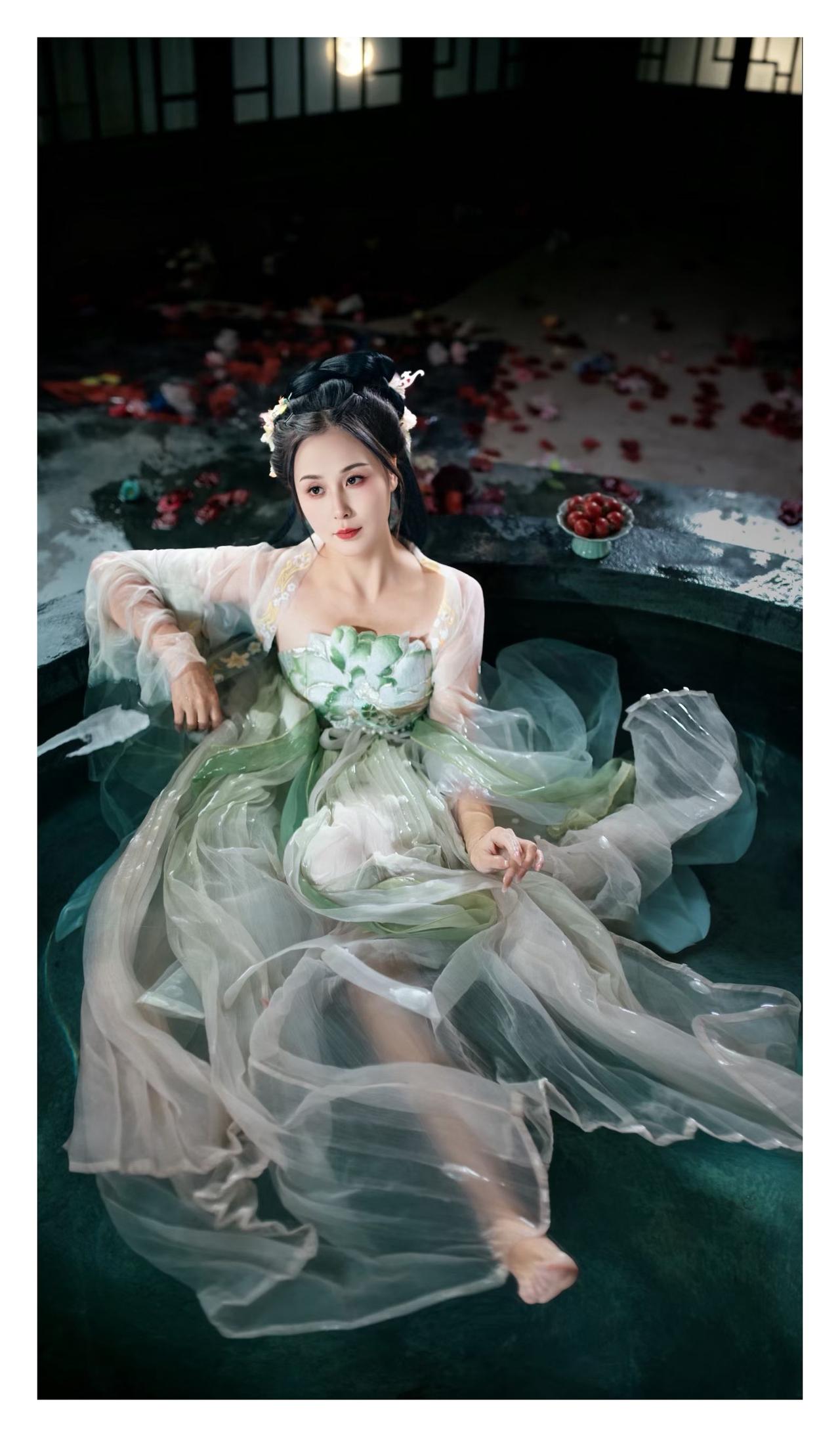 昔归的云岭

我从云岭走过
眼前
是变幻的云朵
如记忆中
热恋的女人
时光雕刻出