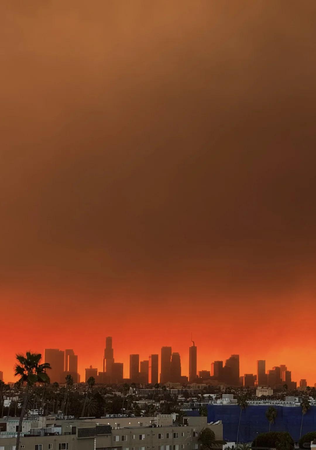 洛杉矶华人以为误入末日  美国洛杉矶山火18万人强制撤离  怎么火势蔓延的那么快