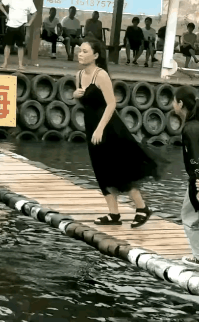 这样就对了？
不下去，就不正常喽！是真潇洒，动作舒展大方，平衡力超然卓群，只是别