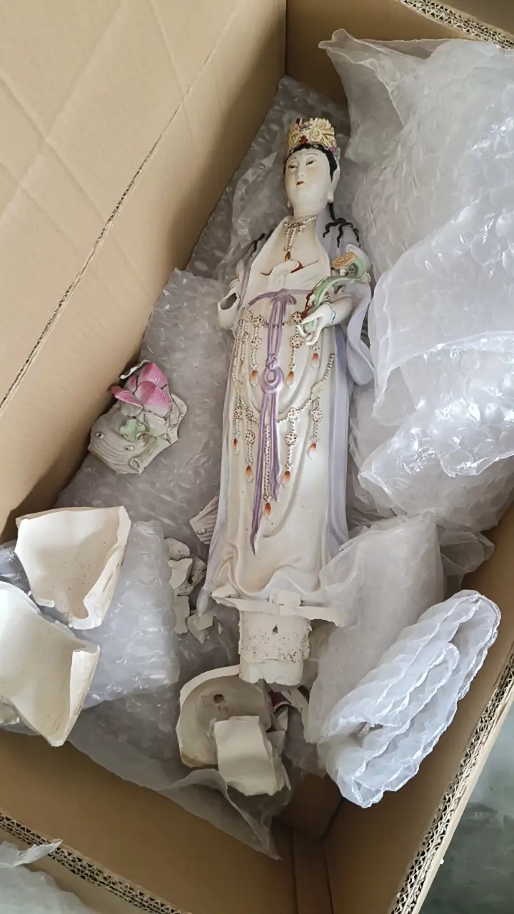 玉碎香消影自怜， 残躯犹带旧时妍。 纵然身损灵光在， 渡世心灯未肯眠。