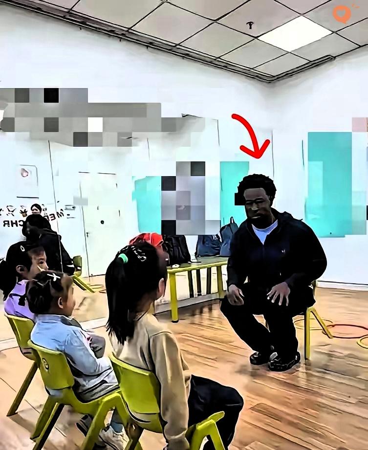最近广州天河一位宝妈，因为幼儿园新增外籍男外教，直接果断给孩子办理退园。
​消息