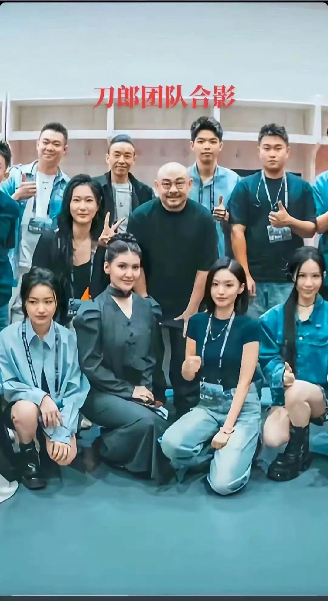刀郎演唱会主打一个唱，不像其他人的演唱会，又演又跳最后才唱，他的团队也很轻松悠闲