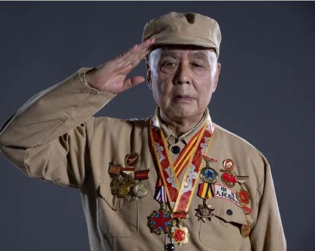 1952年，上甘岭战役中，16岁战士唐章洪突然尿急，他索性对着迫击炮尿了起来，没