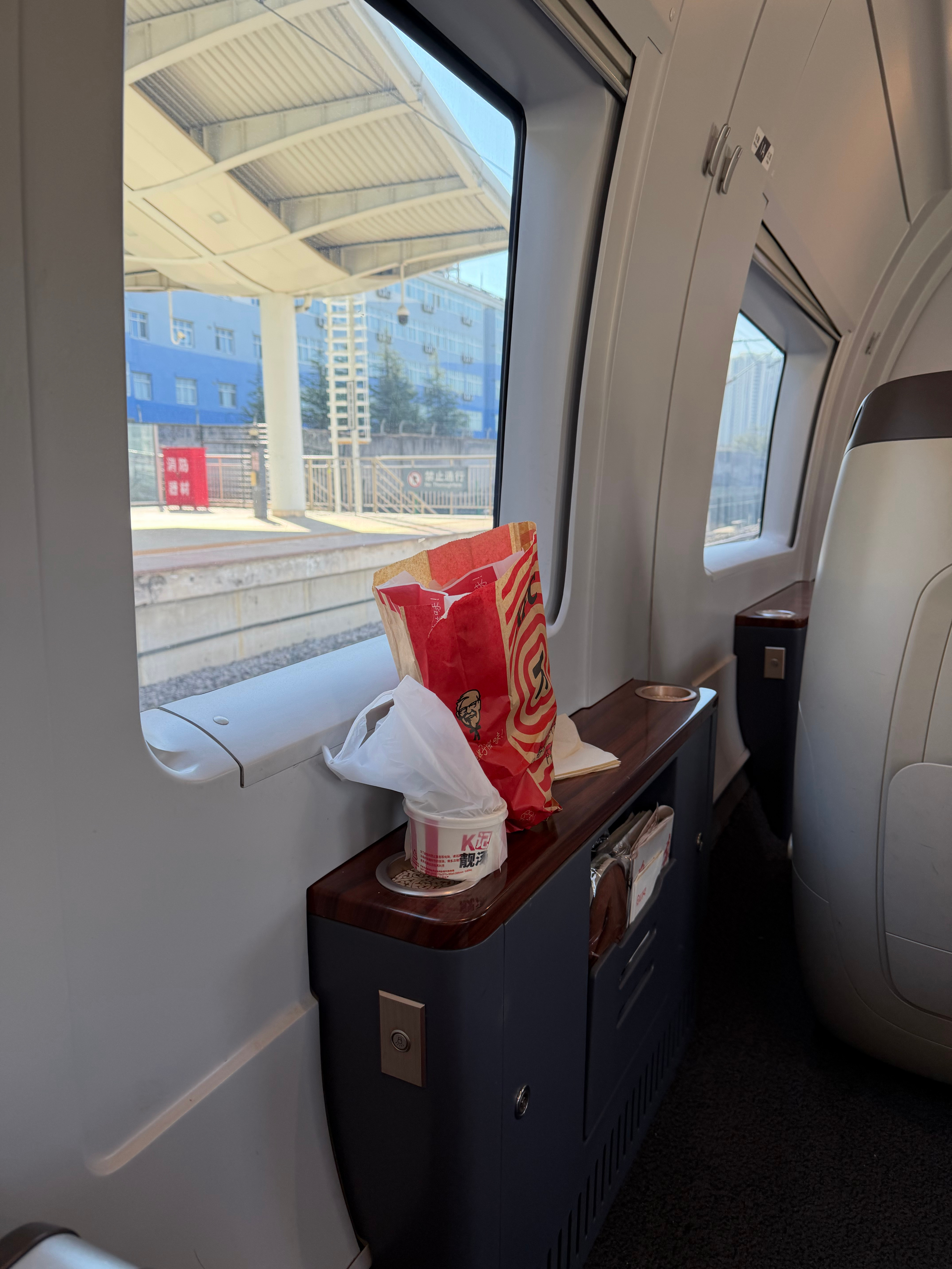 出差啦 开始新年的工作季度 工作多多吻上来哦 