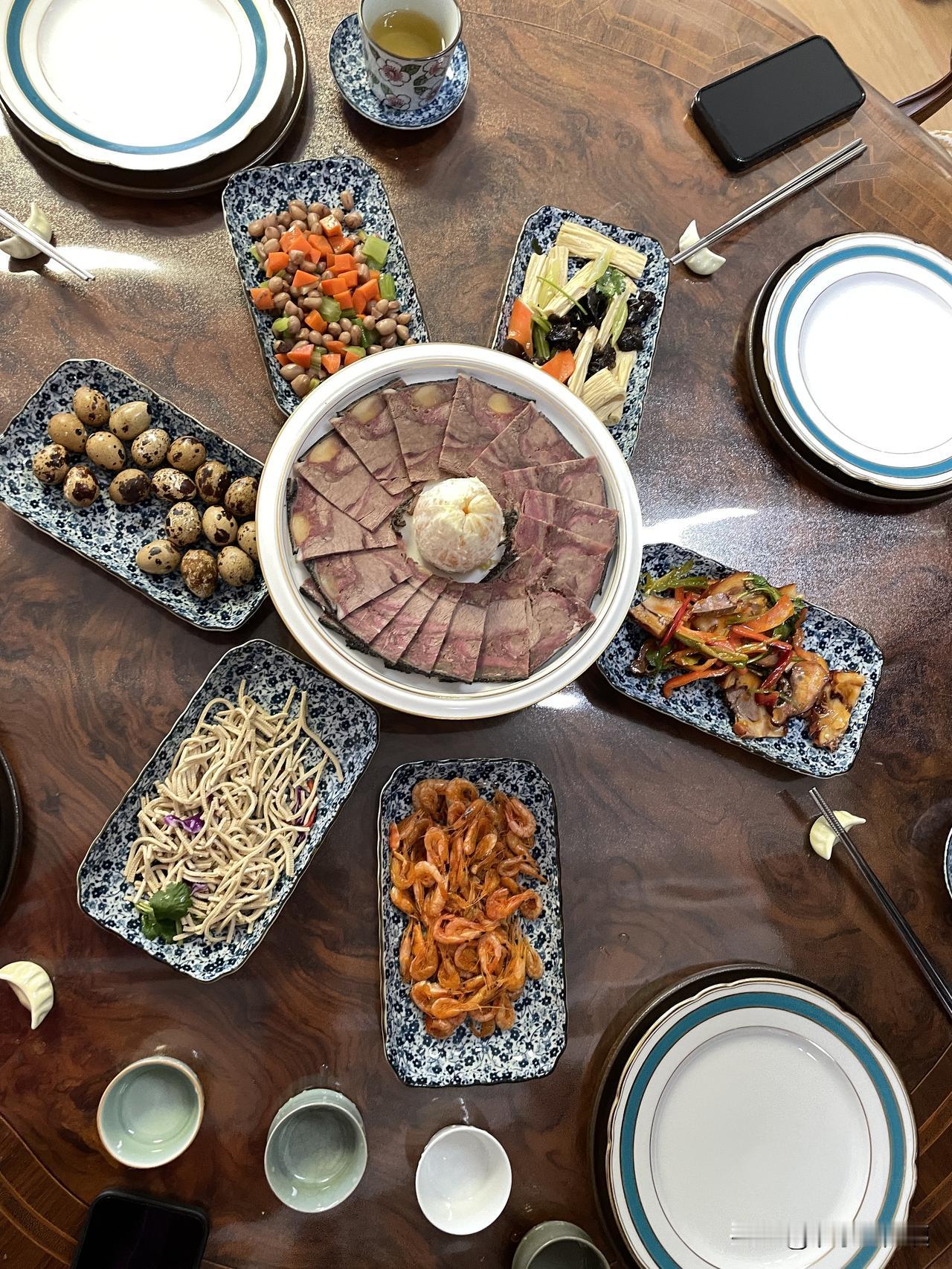 你家冬至一般吃啥呀?  我家冬至必定吃饺子，这是千年不变的规律。至于饺子包什么馅