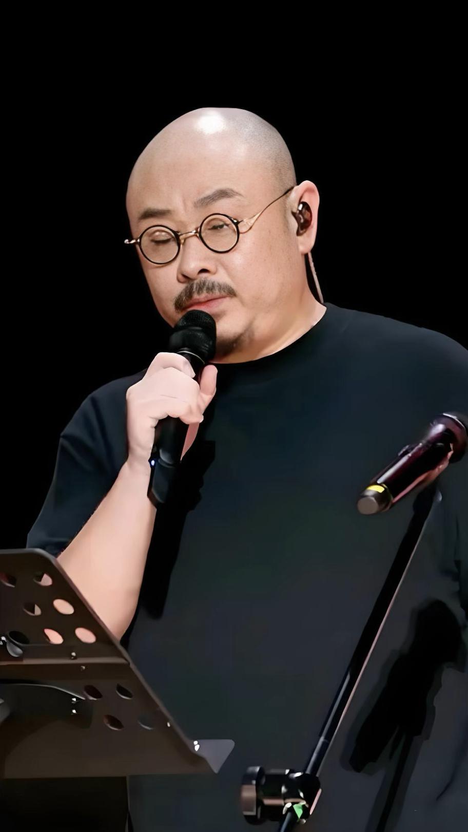 最近看着刀郎的演唱会场场爆满，从乌鲁木齐到南昌，数万人含泪大合唱，我就在想一个问