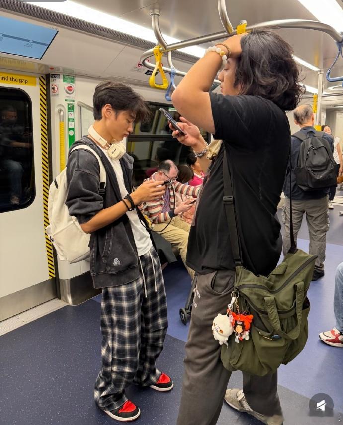 网友港铁偶遇费曼杨阳洋 香港地铁偶遇费曼杨阳洋，好朋友关系好一起出游！ ​​​