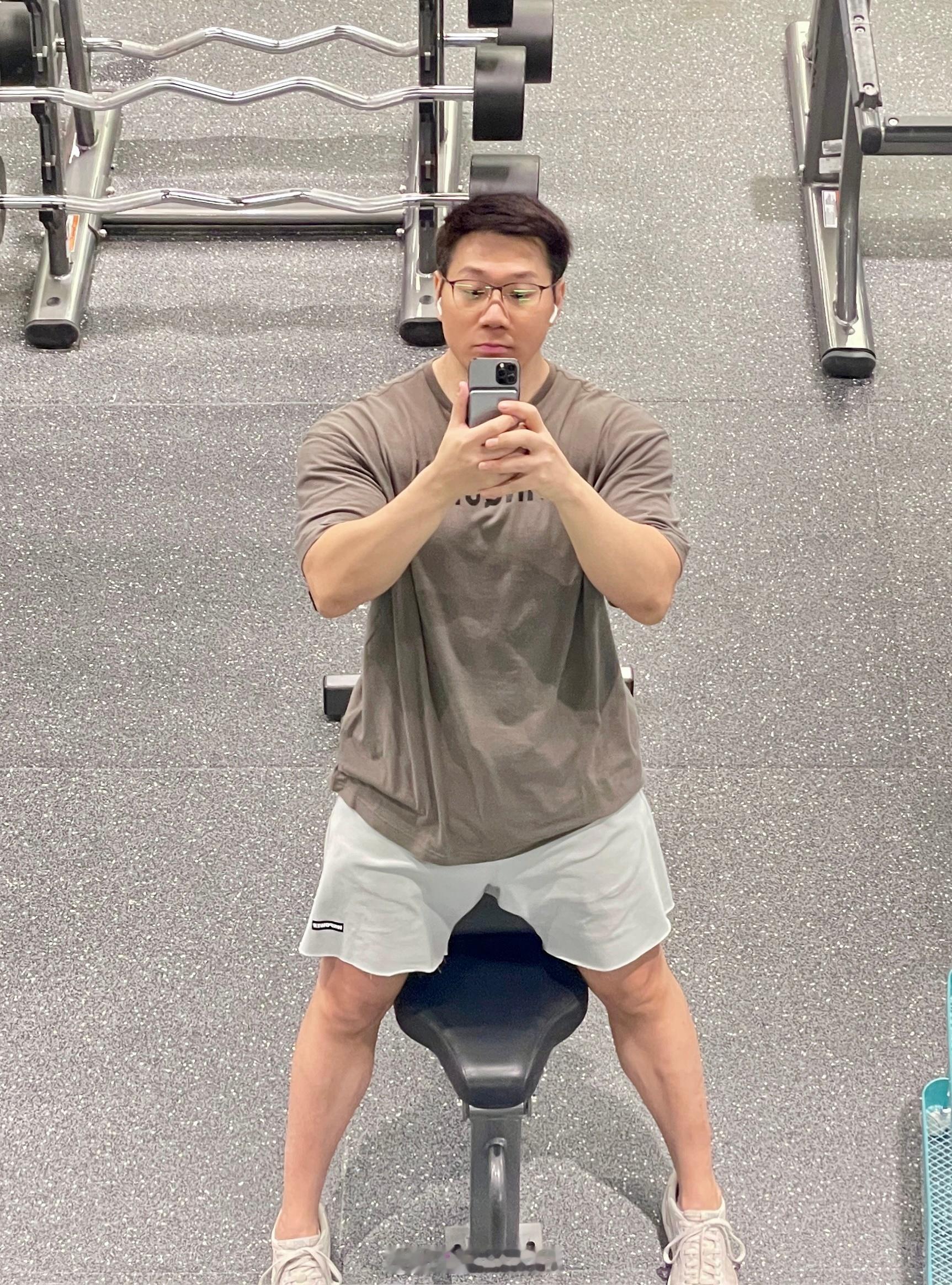 健身三十年，从二十岁开始装逼装到现在五十岁，健身带来的唯一好处就是装（身）逼（材