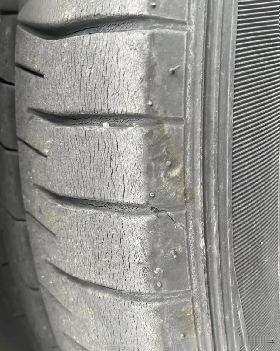 我老公那辆车的轮胎可是经久耐用的，少说也陪伴了我们6年风雨。昨儿个，我只是随意一