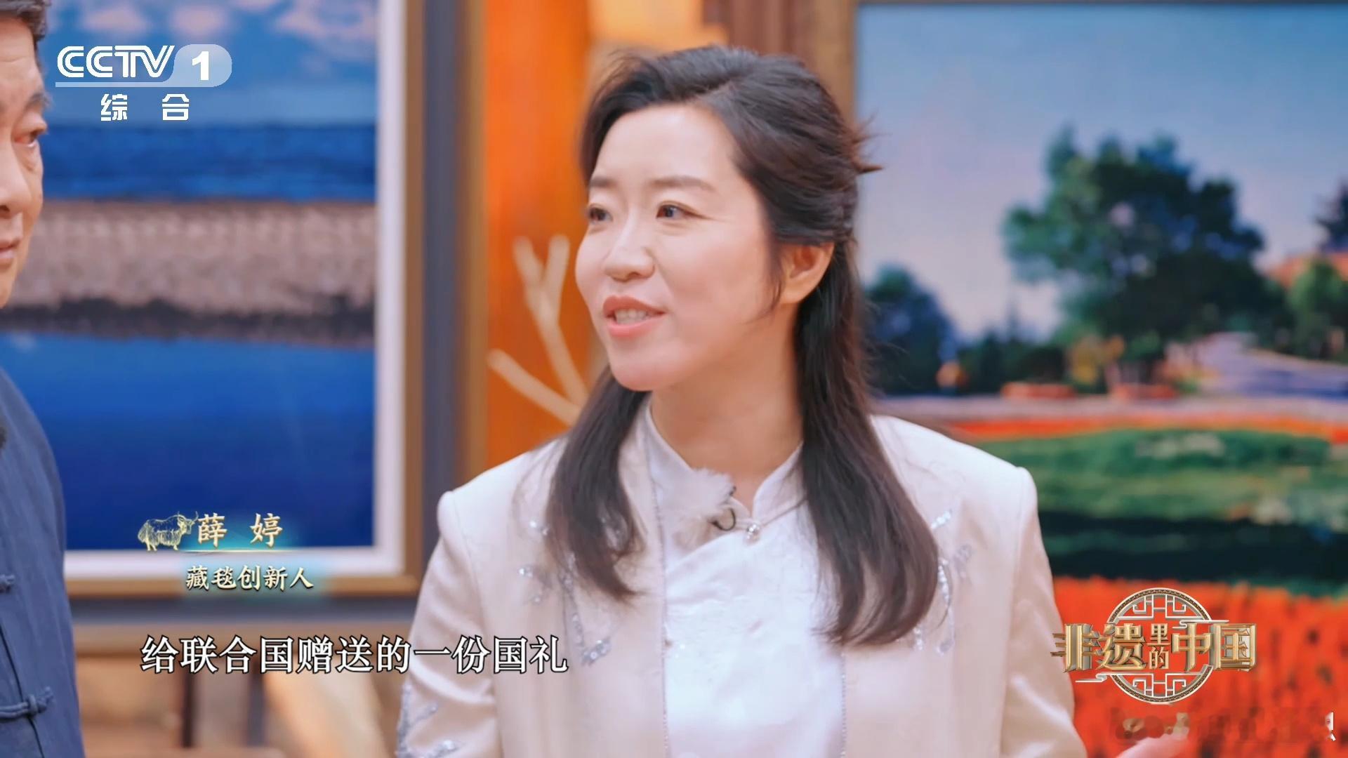 百年时光在毯面轻轻碾过，纹理依旧挺括如初见——那是匠人把耐心织进经 纬的倔强。水