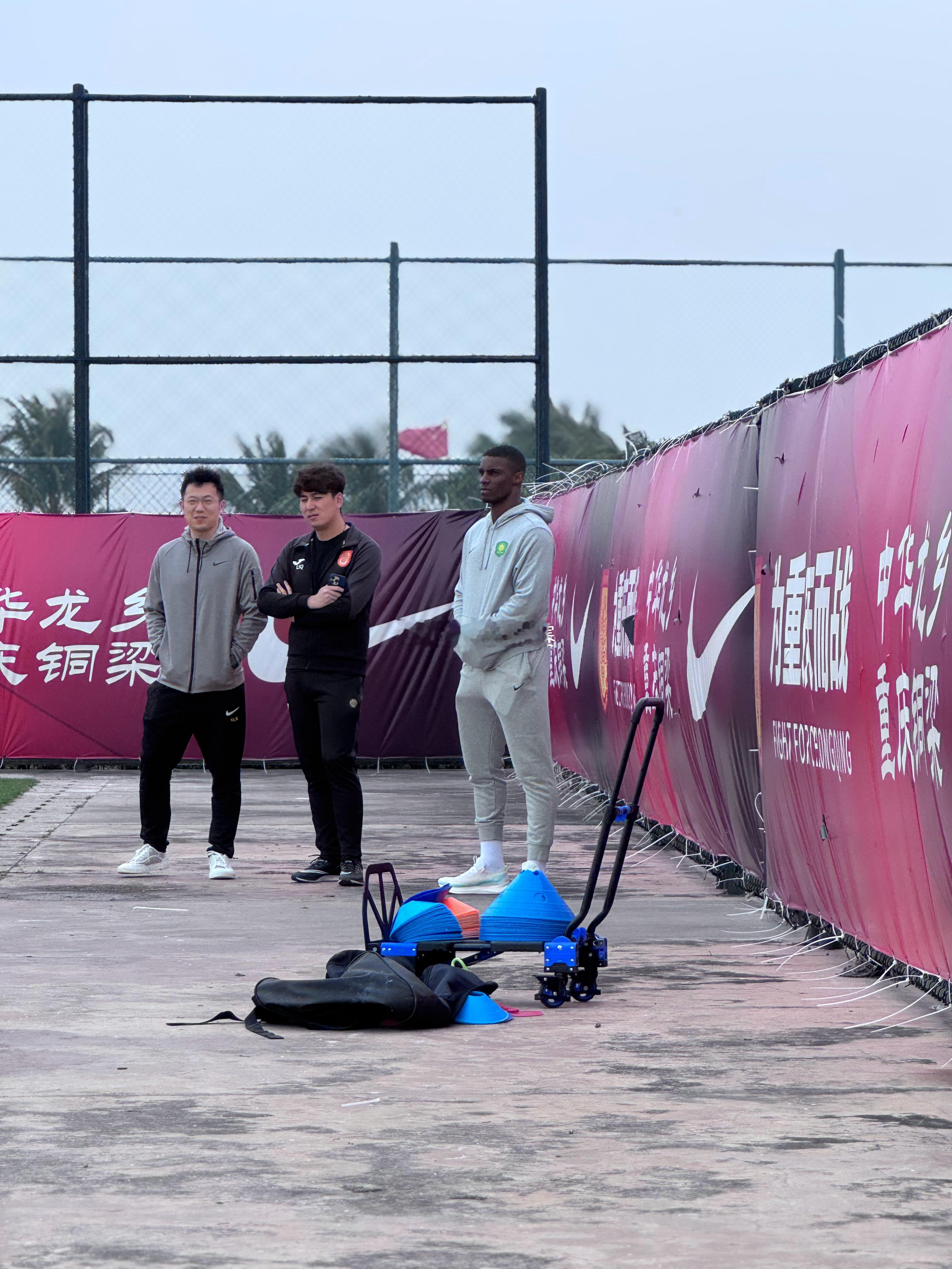 北京国安北京国安 近水楼台，国安前锋法比奥现场观摩中超新军重庆铜梁龙与大连英博的