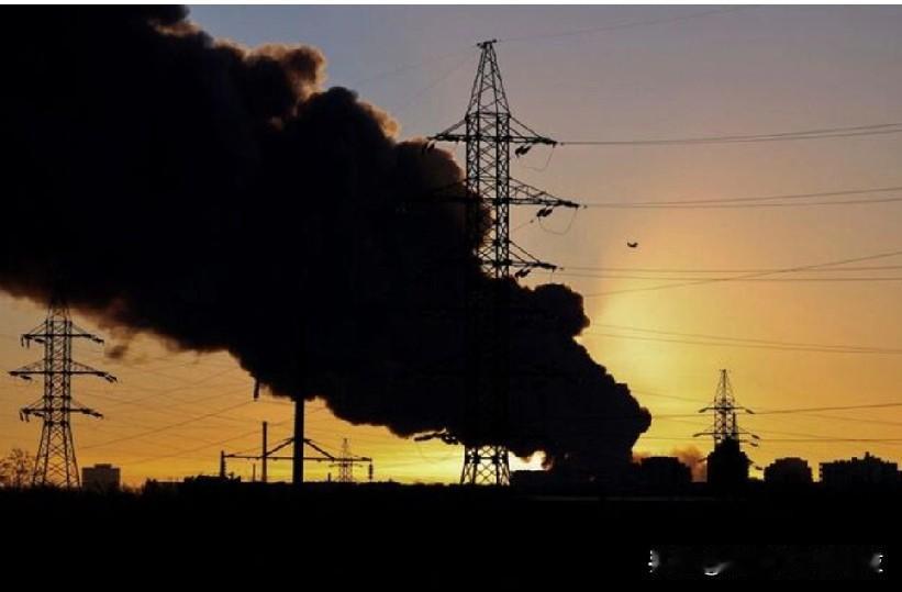 俄罗斯导弹、无人机袭击乌克兰西部后，爆炸震动！
LVIV (路透社)-乌克兰媒体