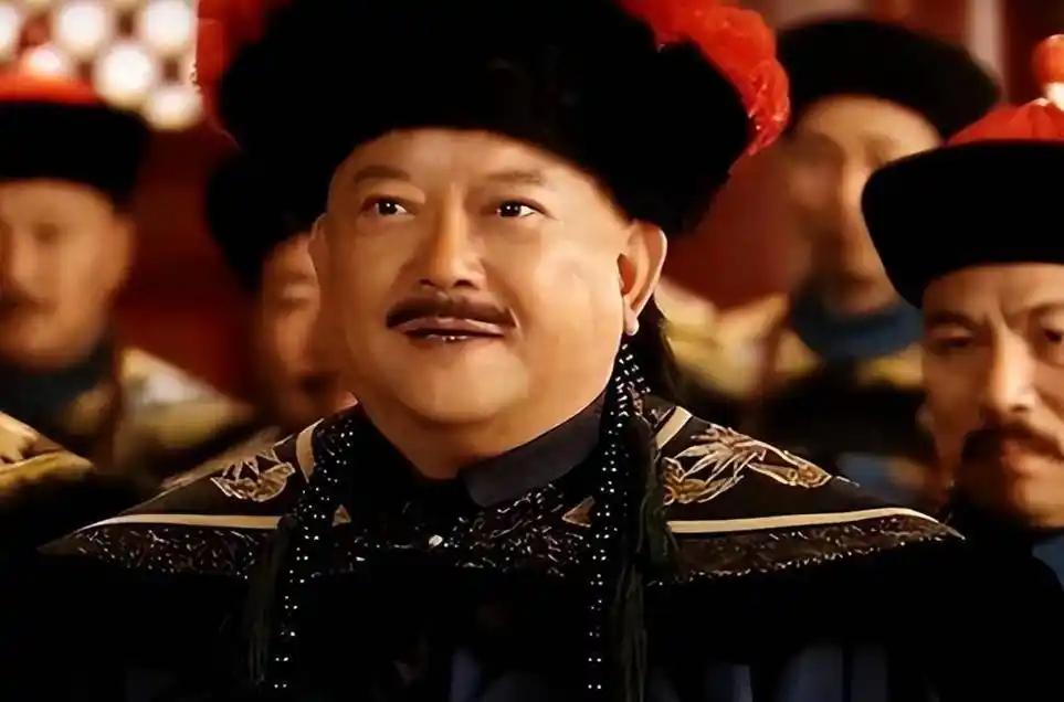和珅入阁那阵，内阁里坐着一个他怎么看都不顺眼的人，不是别的仇，都是家门里的旧账，