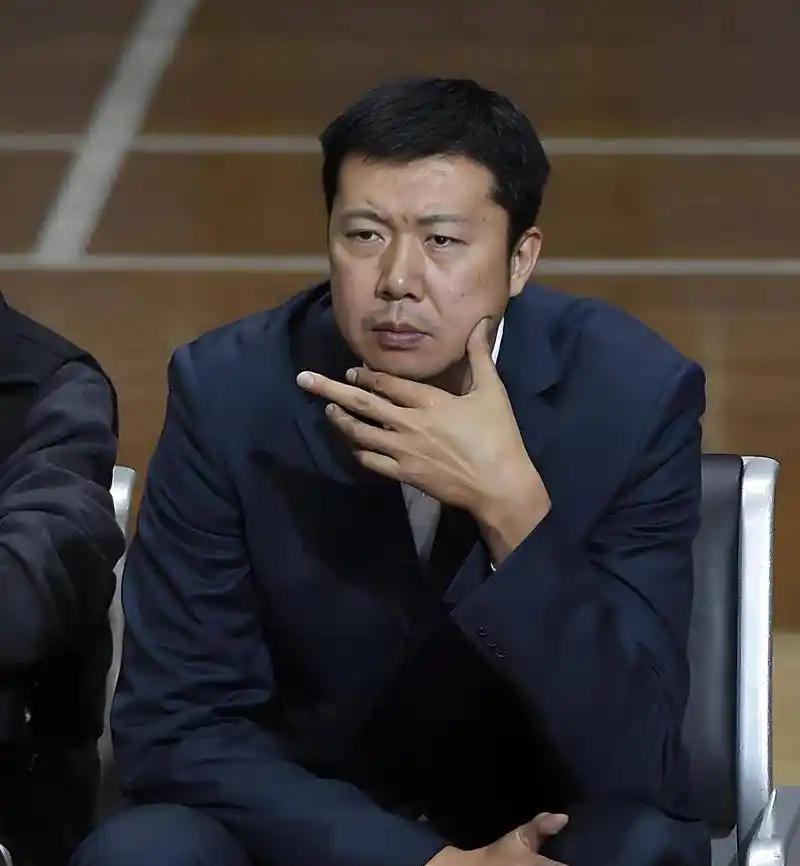 别再骂周琦王哲林了，真的。王治郅这次开口，一句话把病根全挑了——不是不拼，是一上