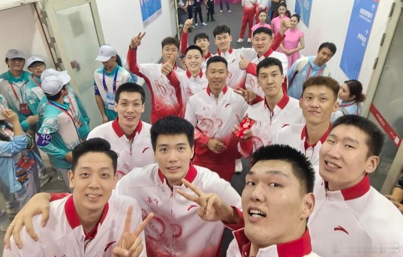 刚看完球员们夺冠后的采访，大家都表达了不舍与留念，美好的时光总是那么短暂呀，还没