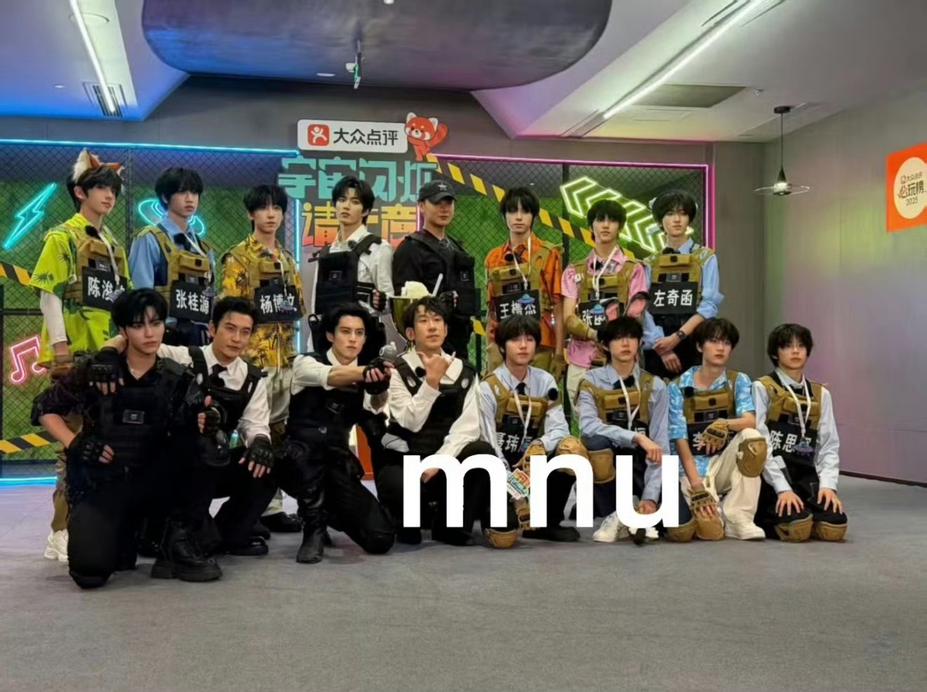 宇宙爆闪团与TF四代大合照TF四代综艺录制大合照 正片请速速抬上来 