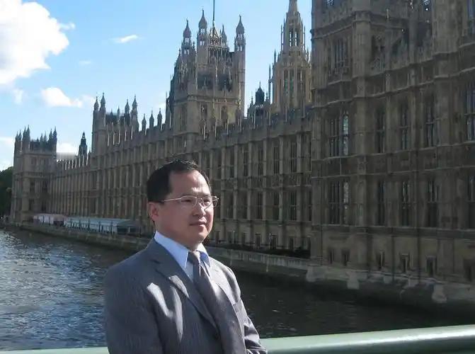 “中美关系恶化的责任不在美国，中国应该看看自己的问题！”这句话是中国教授胡伟在2