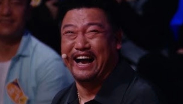 左边是参加《喜人奇妙夜》的贾冰老师，右边是参加《笑有新生》的贾冰老师。能看得出什