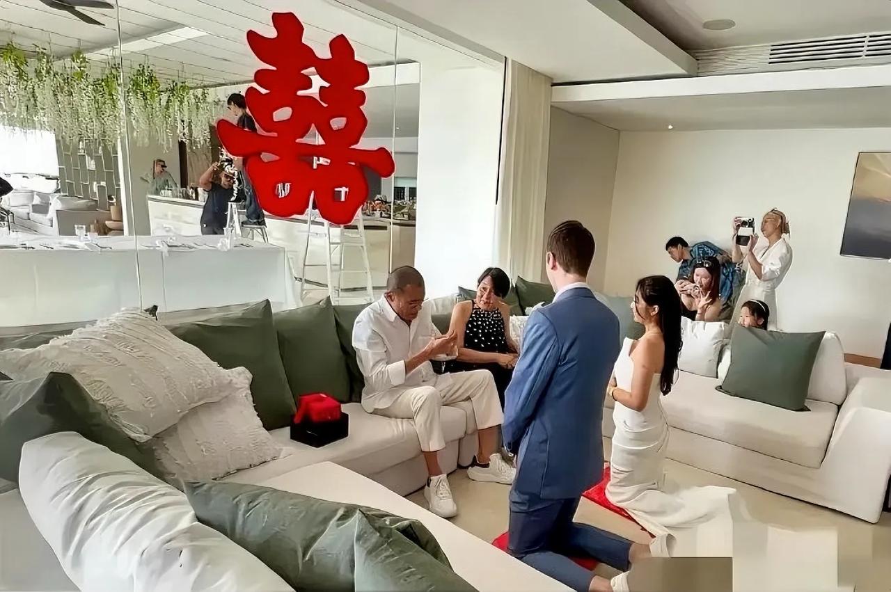梁家辉小女儿结婚了，洋女婿也得下跪！看来影帝也是个很传统的人，即使女婿是外国人，