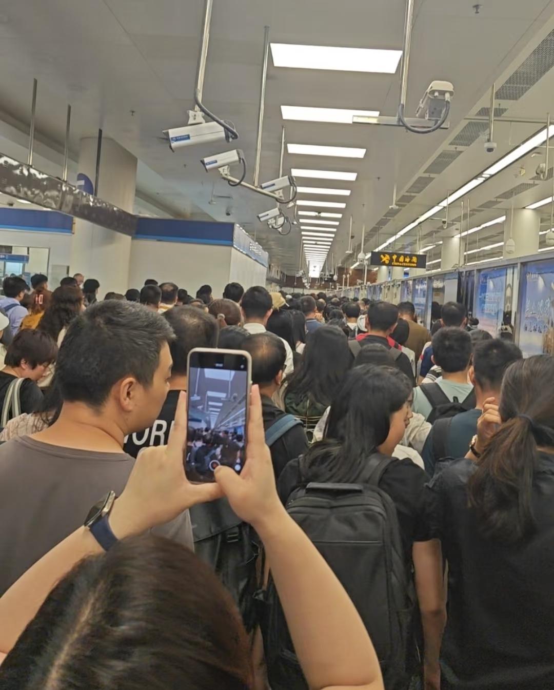 宝子们！国庆香港🇭🇰人多到离谱🥹
听句劝！现在香港人多到离谱🥹 真心建议