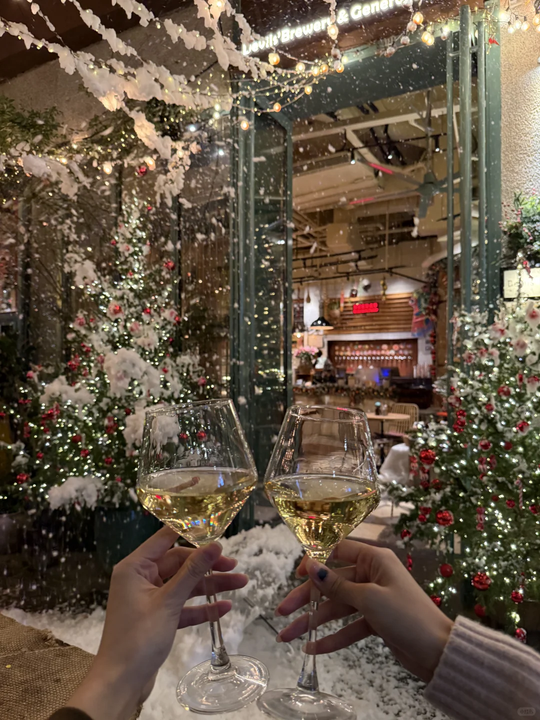 武汉这里！圣诞氛围已就位！🎄❄️下雪好美啊……