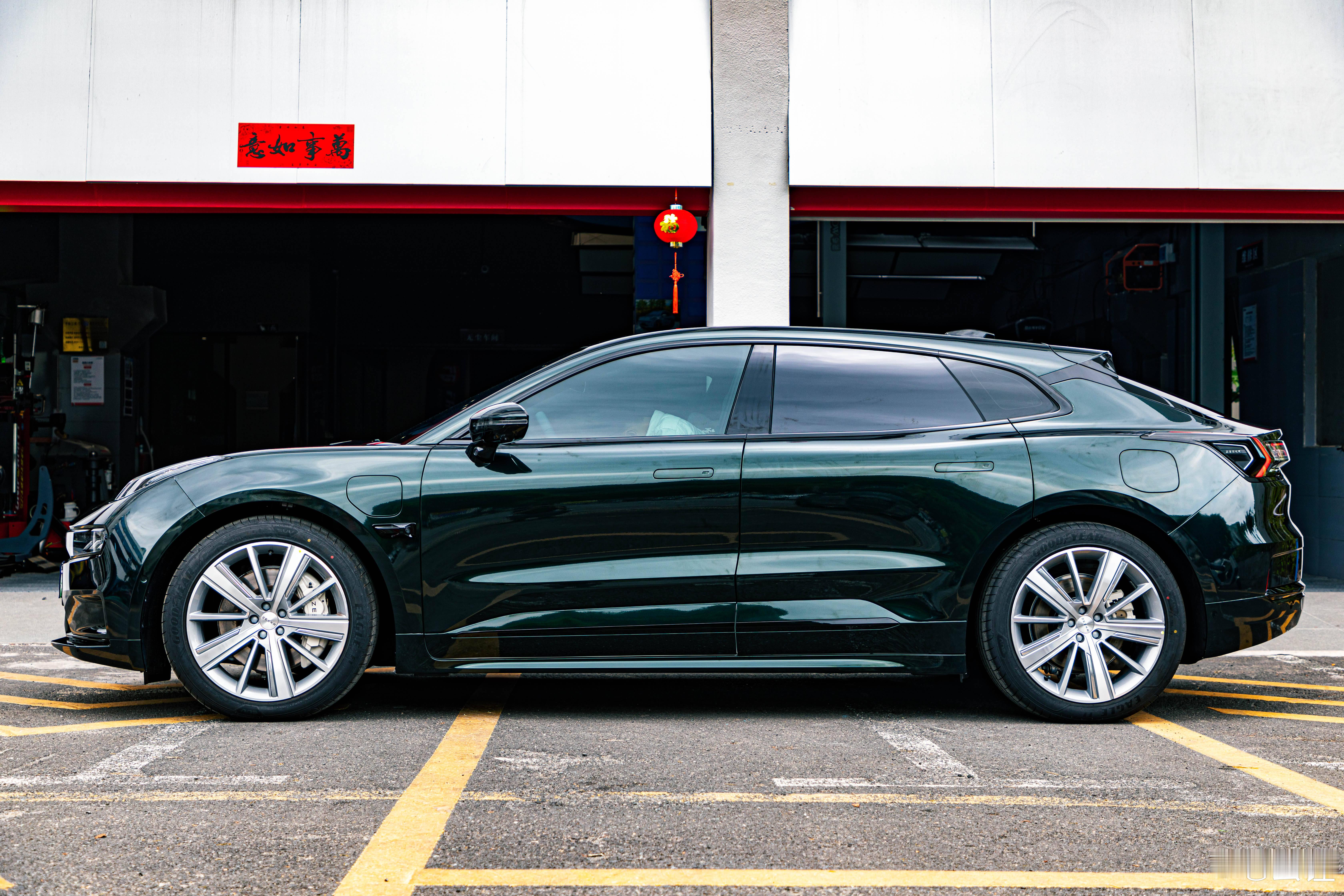 最近高端纯电这个话题，很多人在说”老钱风“，虽说不能算缺点吧，但我认为这也是设计