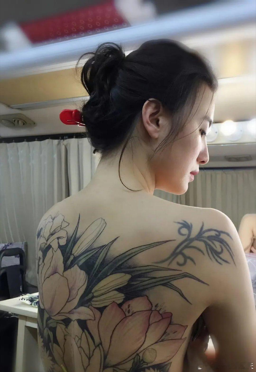 宋佳不怕被骂又一次提名金鸡奖就和她后背纹身的那朵兰花草一样她没纹曼陀罗，有毒，她
