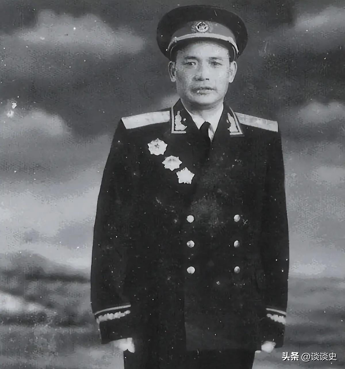 在1955年开国授衔的将帅中，有一位少将格外与众不同。他资历远超多数同级将领，手