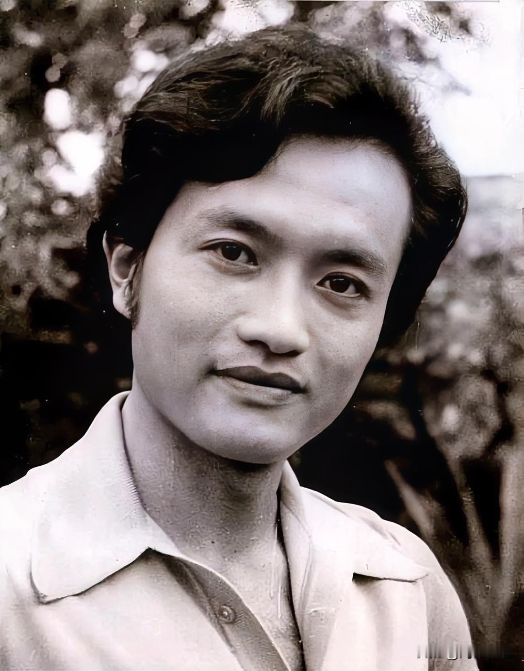 大家还记得这位男演员吗？
 他现年74岁，土生土长的山东人，毕业于北京电影学院表