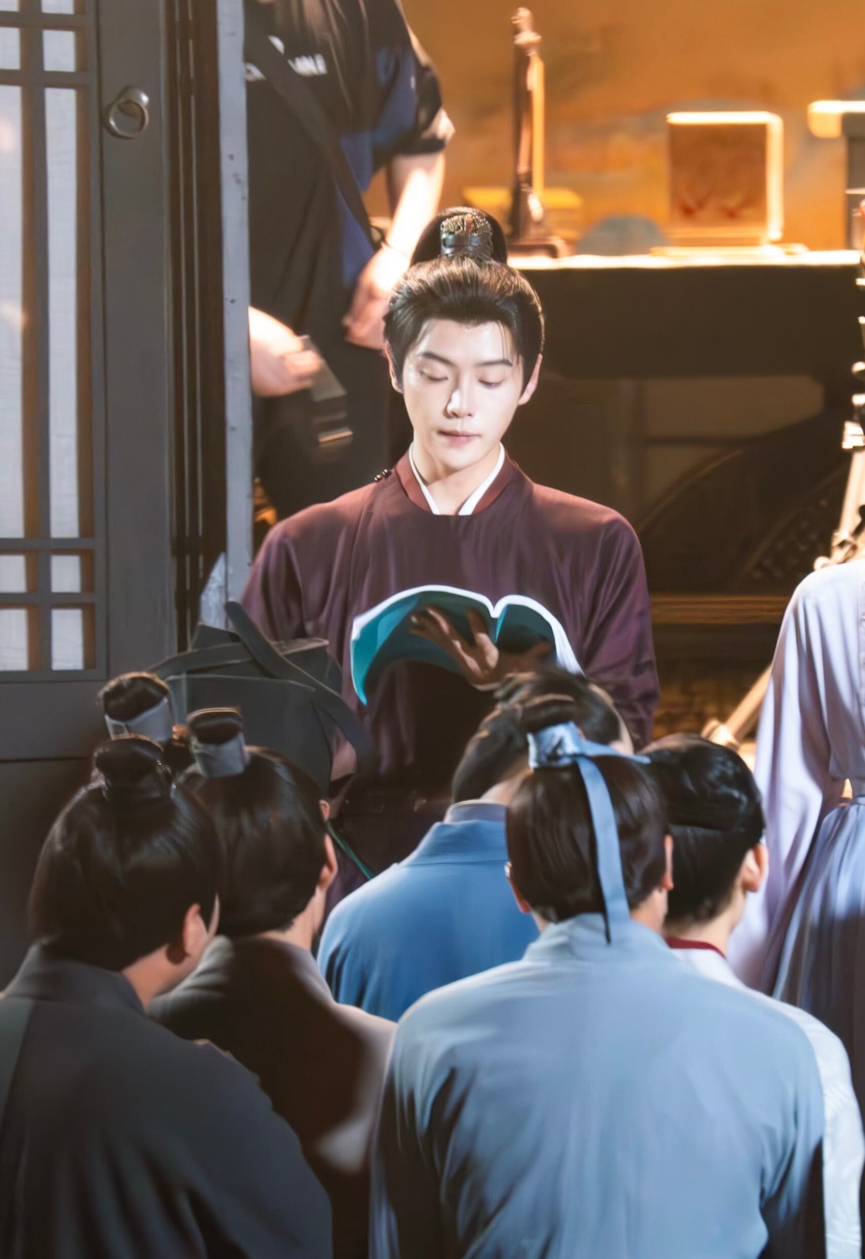 肖宇梁[超话] 不愧是沈大人哈！两手往后一放，那气势顿时就上来了啊～肖宇梁沈赋言