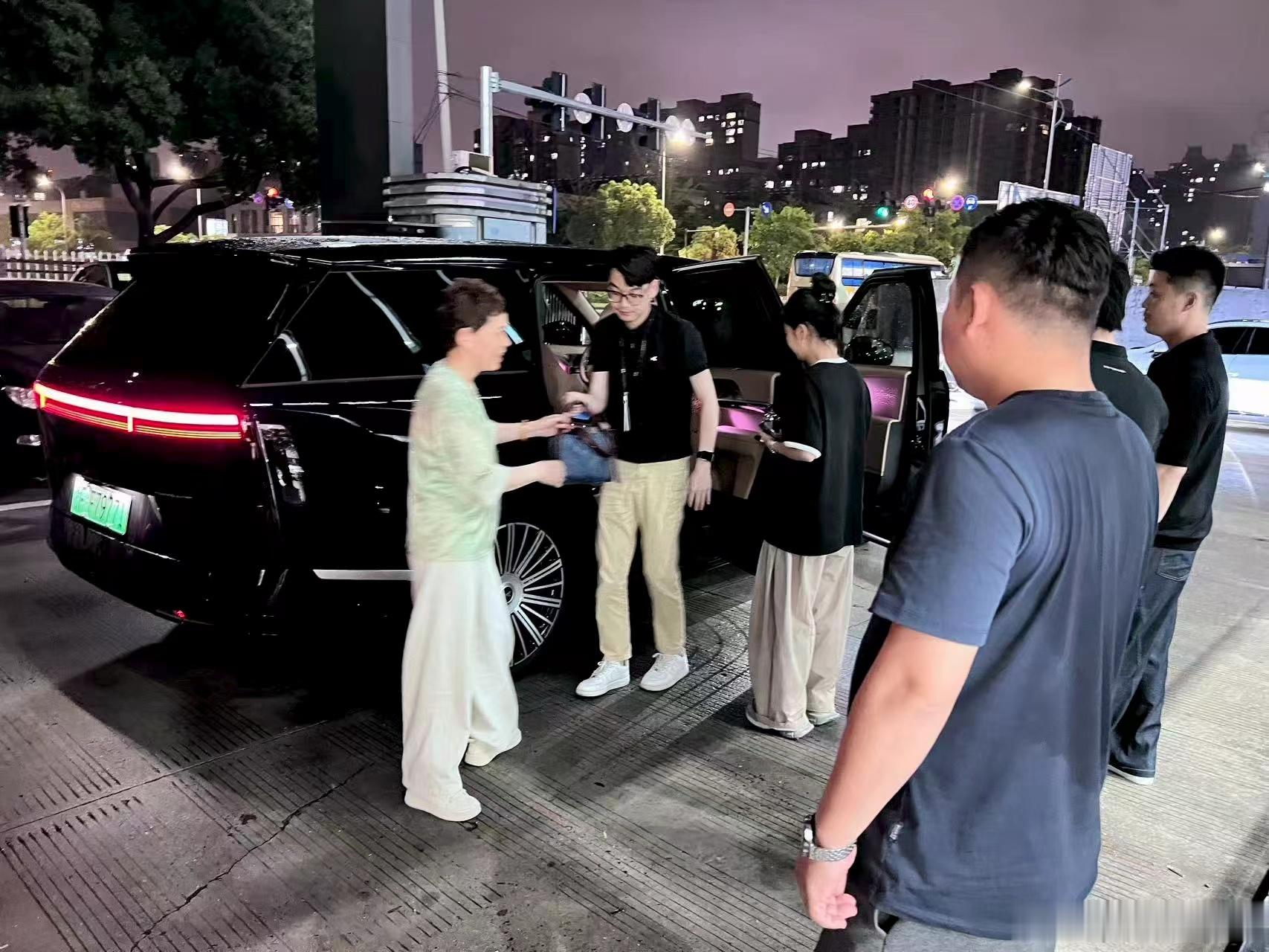 小鹏GX发布会后，12小时2.5万的大定迅速转化为实实在在的客流。小鹏GX已成全