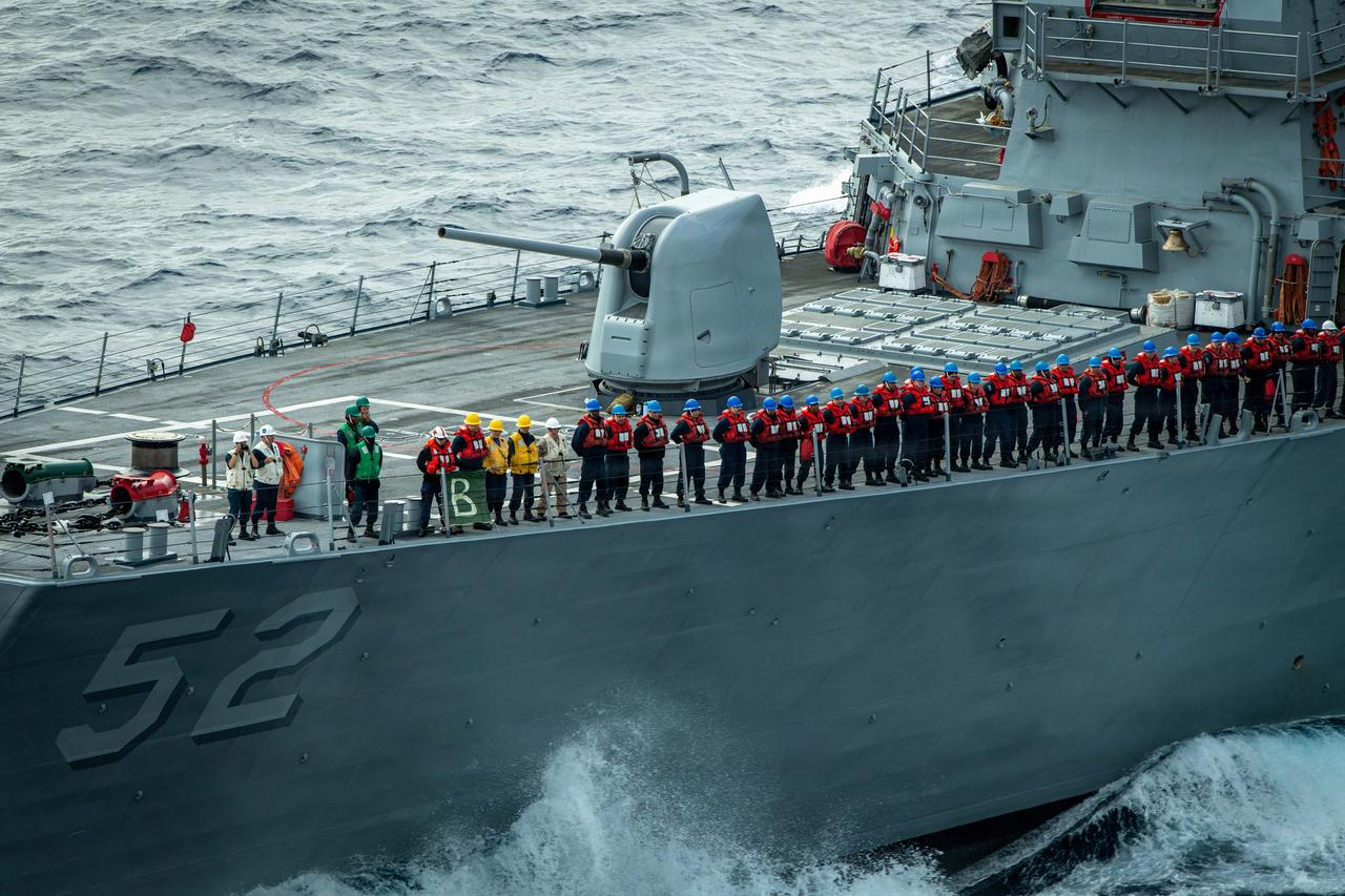 美国海军“卡尔·文森”号航空母舰正在给“巴里”号驱逐舰进行海上补给。

～航母的
