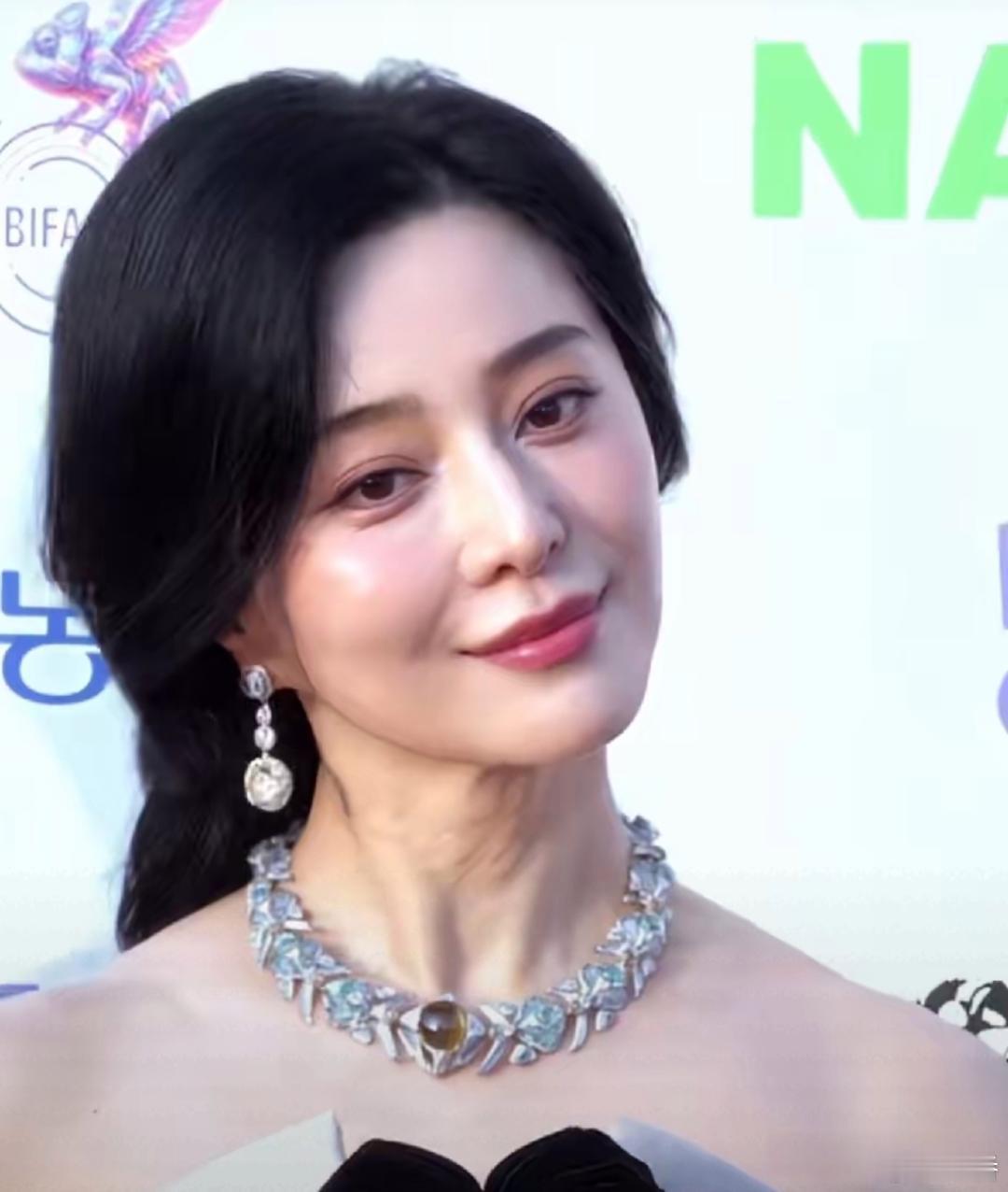 范冰冰的脖子暴露年龄了。脸上的痕迹可以掩盖身体却不行… 