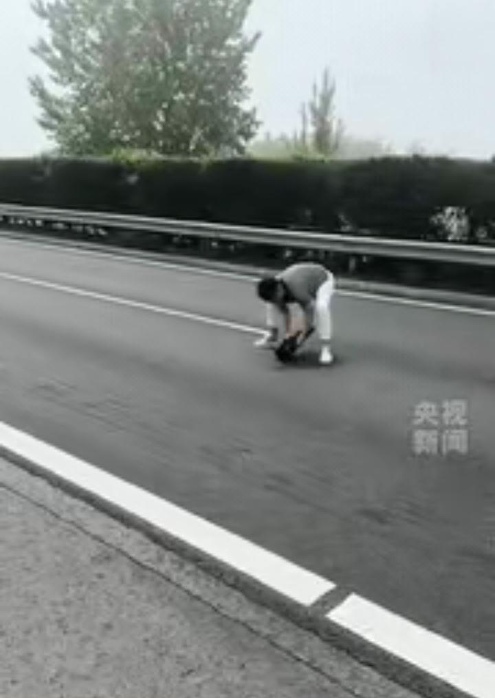 刷到安徽宿州高速这事儿，真的越看越替后面的司机捏把汗。路中间突然横俩三四十斤的铁