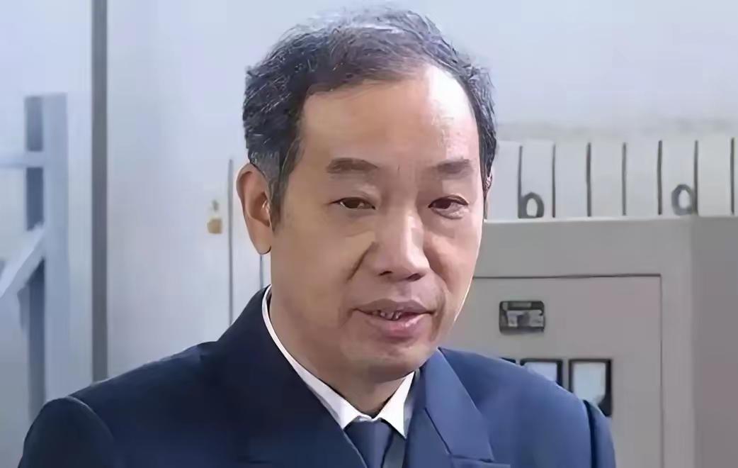 马伟明院士曾提出在青藏高原上，建一根2公里长的电磁发射轨道，经专家论证：造价太高