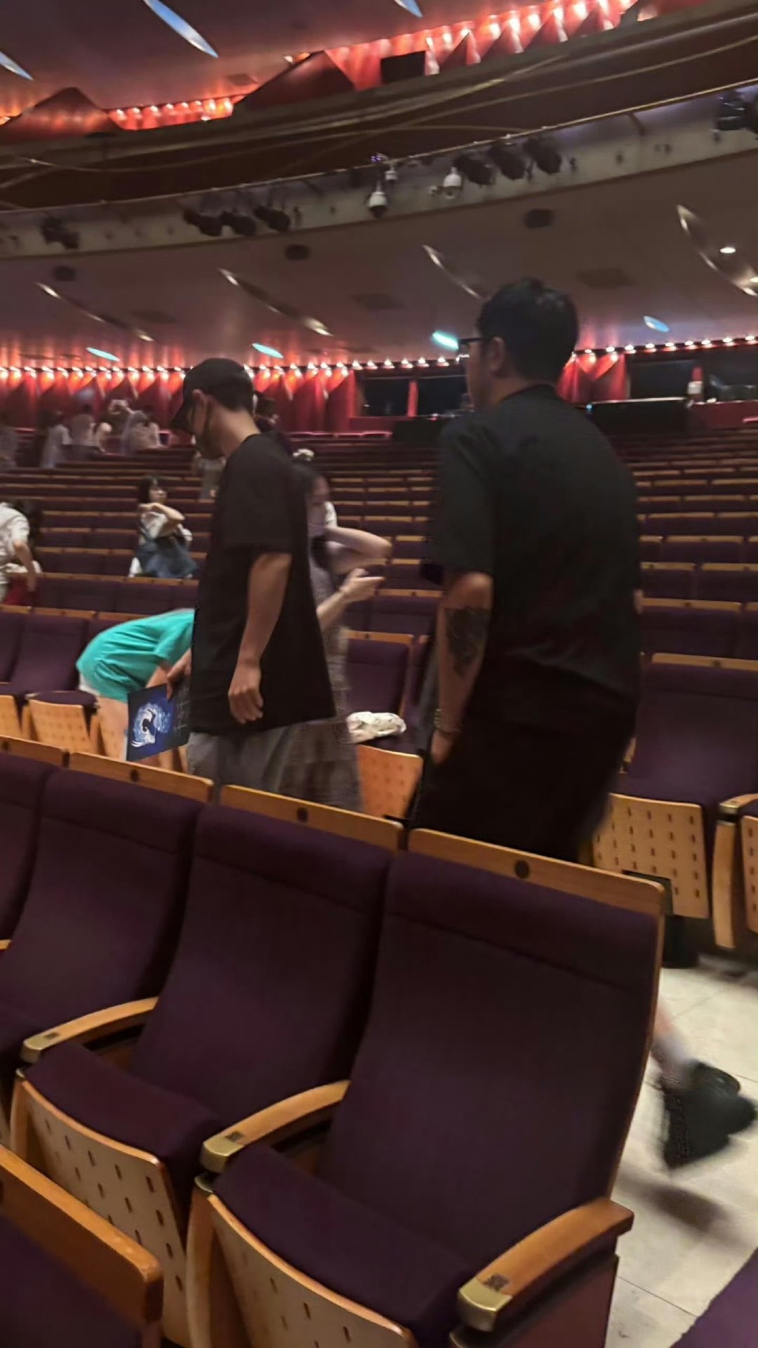 看千与千寻舞台剧偶遇肖战偶遇肖战去看千与千寻舞台剧 卧槽！！看千与千寻舞台剧竟然