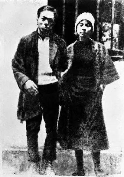 1938年，珠宝商之女王曼霞，与国民党高官陈尔晋珠帘合璧，然而，婚后不久，男方就